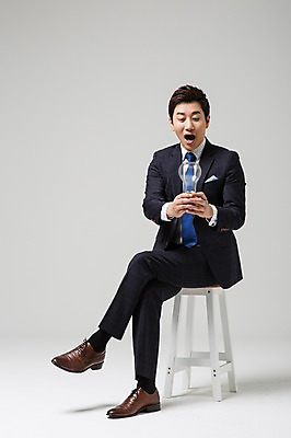 포토 JPG 스튜디오촬영 전신 남자 비즈니스 전구 실내 한명 들기 사람 앉기 동양인 정장 성인 30대 놀람 한국인 다리꼬기 비즈니스맨 남자만 남자한명만 성인남자만 성인한명만 성인남자한명만 장년만 장년남자만 장년남자한명만 성인만 국내포토 1 옷 감정 모션 표정 인종 내부 장년 직장인 파일형식