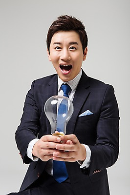 포토 JPG 스튜디오촬영 남자 비즈니스 전구 실내 한명 들기 사람 동양인 정장 상반신 성인 앞모습 30대 놀람 한국인 비즈니스맨 남자만 남자한명만 성인남자만 성인한명만 성인남자한명만 장년만 장년남자만 장년남자한명만 성인만 국내포토 1 옷 감정 뷰포인트 모션 표정 인종 내부 장년 직장인 파일형식