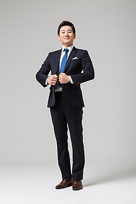 포토 JPG 스튜디오촬영 전신 남자 비즈니스 모션 실내 한명 서기 웃음 사람 동양인 정장 성인 앞모습 30대 한국인 비즈니스맨 남자만 남자한명만 성인남자만 성인한명만 성인남자한명만 장년만 장년남자만 장년남자한명만 성인만 국내포토 1 옷 뷰포인트 표정 인종 내부 장년 직장인 파일형식