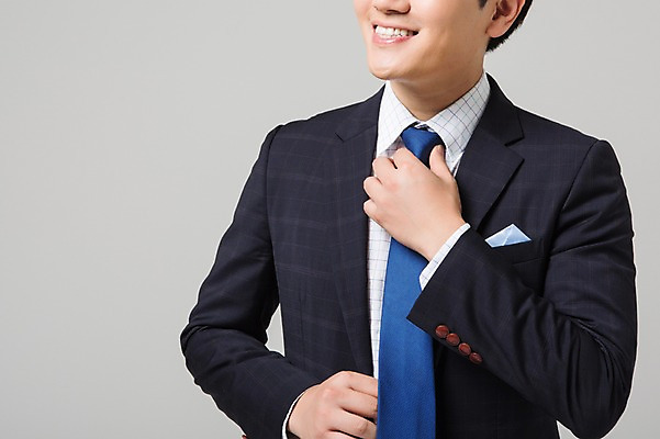 포토 JPG 스튜디오촬영 남자 비즈니스 넥타이 실내 한명 웃음 사람 동양인 정장 손짓 상반신 성인 앞모습 비즈니스맨 남자만 남자한명만 성인남자만 성인만 국내포토 1 잡화 옷 뷰포인트 모션 표정 인종 내부 직장인 파일형식