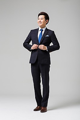 포토 JPG 스튜디오촬영 전신 남자 비즈니스 모션 실내 한명 서기 웃음 사람 동양인 정장 성인 앞모습 30대 한국인 비즈니스맨 단추잠그기 남자만 남자한명만 성인남자만 성인한명만 성인남자한명만 장년만 장년남자만 장년남자한명만 성인만 국내포토 1 옷 뷰포인트 표정 인종 내부 장년 직장인 파일형식