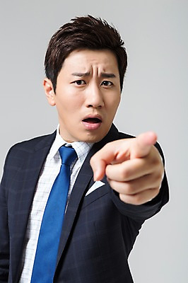 포토 JPG 스튜디오촬영 남자 비즈니스 실내 한명 사람 동양인 정장 손짓 상반신 성인 앞모습 30대 한국인 가리킴 비즈니스맨 남자만 남자한명만 성인남자만 성인한명만 성인남자한명만 장년만 장년남자만 장년남자한명만 성인만 국내포토 1 옷 뷰포인트 모션 인종 내부 장년 직장인 파일형식