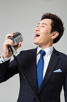 포토 JPG 스튜디오촬영 남자 비즈니스 노래 모션 실내 한명 웃음 사람 동양인 정장 상반신 성인 앞모습 30대 눈감음 한국인 비즈니스맨 마이크 남자만 남자한명만 성인남자만 성인한명만 성인남자한명만 장년만 장년남자만 장년남자한명만 성인만 국내포토 1 옷 음악 뷰포인트 음향기기 표정 인종 내부 장년 직장인 파일형식