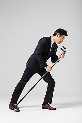 포토 JPG 스튜디오촬영 전신 남자 비즈니스 노래 모션 실내 한명 서기 사람 동양인 정장 성인 옆모습 30대 한국인 비즈니스맨 마이크 남자만 남자한명만 성인남자만 성인한명만 성인남자한명만 장년만 장년남자만 장년남자한명만 성인만 국내포토 1 옷 음악 뷰포인트 음향기기 인종 내부 장년 직장인 파일형식