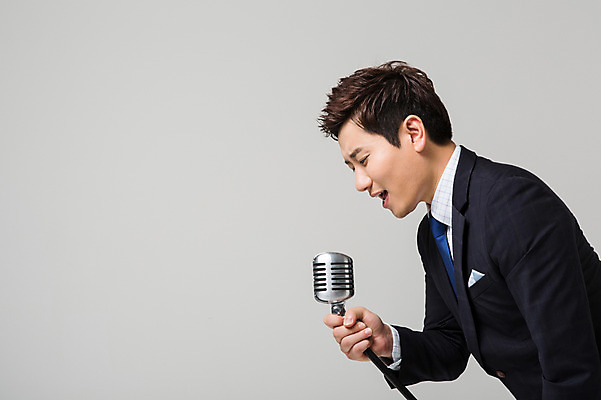 포토 JPG 스튜디오촬영 남자 비즈니스 노래 모션 실내 한명 사람 동양인 정장 상반신 성인 옆모습 30대 한국인 비즈니스맨 마이크 남자만 남자한명만 성인남자만 성인한명만 성인남자한명만 장년만 장년남자만 장년남자한명만 성인만 국내포토 1 옷 음악 뷰포인트 음향기기 인종 내부 장년 직장인 파일형식