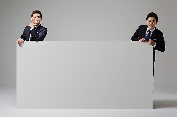 포토 JPG 스튜디오촬영 남자 비즈니스 모션 안내 프레임 실내 사람 동양인 정장 상반신 성인 두명 앞모습 30대 턱괴기 한국인 비즈니스맨 알림 합성 남자만 성인남자만 장년만 장년남자만 성인만 국내포토 옷 뷰포인트 인종 내부 장년 직장인 파일형식