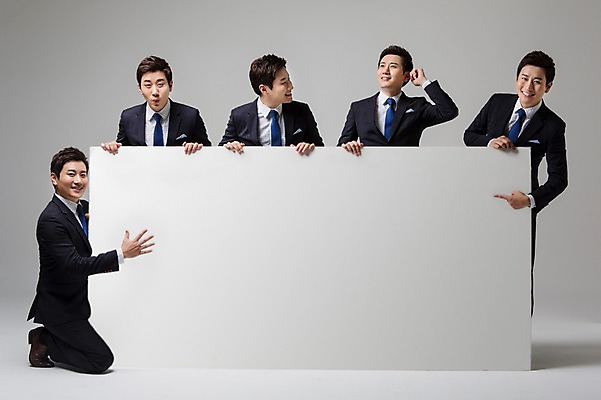 포토 JPG 스튜디오촬영 전신 남자 비즈니스 모션 안내 프레임 실내 표정 웃음 사람 동양인 정장 손짓 여러명 상반신 성인 앞모습 옆모습 30대 한국인 가리킴 비즈니스맨 무릎꿇기 알림 합성 남자만 성인남자만 장년만 장년남자만 성인만 국내포토 옷 뷰포인트 다수 인종 내부 장년 직장인 파일형식