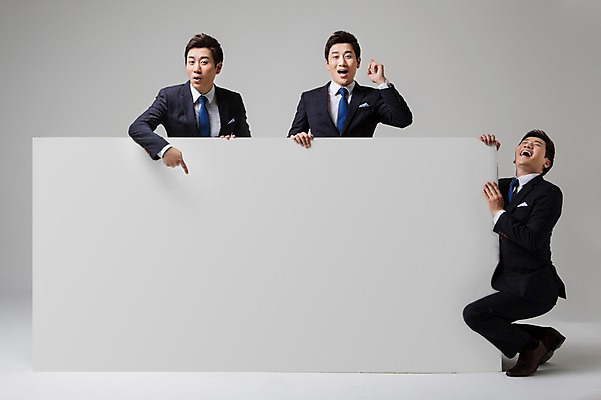 포토 JPG 스튜디오촬영 전신 남자 비즈니스 모션 안내 프레임 실내 웃음 사람 앉기 동양인 정장 손짓 상반신 성인 앞모습 옆모습 세명 30대 한국인 가리킴 비즈니스맨 알림 합성 박장대소 남자만 성인남자만 장년만 장년남자만 성인만 국내포토 옷 뷰포인트 표정 인종 내부 장년 직장인 파일형식