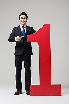 포토 JPG 스튜디오촬영 전신 1 남자 비즈니스 실내 한명 서기 웃음 사람 동양인 정장 손짓 성인 앞모습 30대 숫자 한국인 가리킴 비즈니스맨 남자만 남자한명만 성인남자만 성인한명만 성인남자한명만 장년만 장년남자만 장년남자한명만 성인만 국내포토 문자 옷 뷰포인트 모션 표정 인종 내부 장년 직장인 파일형식