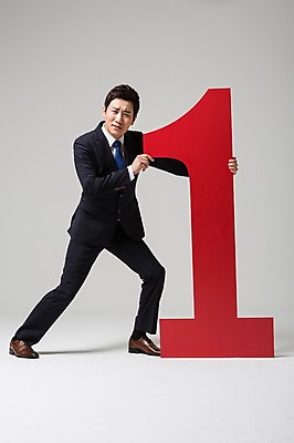 포토 JPG 스튜디오촬영 전신 1 남자 비즈니스 모션 실내 한명 서기 사람 동양인 정장 성인 앞모습 30대 숫자 한국인 비즈니스맨 남자만 남자한명만 성인남자만 성인한명만 성인남자한명만 장년만 장년남자만 장년남자한명만 성인만 국내포토 문자 옷 뷰포인트 인종 내부 장년 직장인 파일형식