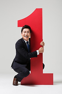 포토 JPG 스튜디오촬영 전신 1 남자 비즈니스 안기 모션 실내 한명 웃음 사람 앉기 동양인 정장 성인 30대 숫자 한국인 비즈니스맨 남자만 남자한명만 성인남자만 성인한명만 성인남자한명만 장년만 장년남자만 장년남자한명만 성인만 국내포토 문자 옷 표정 인종 내부 장년 직장인 파일형식