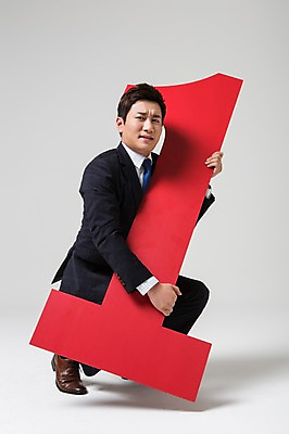 포토 JPG 스튜디오촬영 전신 1 남자 비즈니스 안기 모션 실내 한명 들기 사람 앉기 동양인 정장 성인 30대 숫자 한국인 비즈니스맨 남자만 남자한명만 성인남자만 성인한명만 성인남자한명만 장년만 장년남자만 장년남자한명만 성인만 국내포토 문자 옷 인종 내부 장년 직장인 파일형식