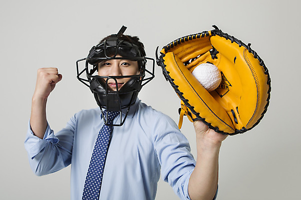 포토 JPG 스튜디오촬영 남자 스포츠 비즈니스 공 모션 실내 한명 사람 동양인 정장 손짓 상반신 성인 30대 주먹 야구 한국인 글러브 야구글러브 비즈니스맨 헬멧 야구공 포수 남자만 남자한명만 성인남자만 성인한명만 성인남자한명만 장년만 장년남자만 장년남자한명만 성인만 국내포토 1 옷 스포츠용품 장갑 인종 내부 장년 구기 야구용품 야구선수 직장인 보호장비 파일형식