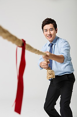 포토 JPG 스튜디오촬영 남자 밧줄 비즈니스 모션 실내 한명 서기 웃음 사람 동양인 정장 상반신 성인 30대 경쟁 한국인 비즈니스맨 줄다리기 남자만 남자한명만 성인남자만 성인한명만 성인남자한명만 장년만 장년남자만 장년남자한명만 성인만 국내포토 1 옷 줄 컨셉 놀이 표정 인종 내부 장년 직장인 파일형식