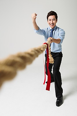 포토 JPG 스튜디오촬영 전신 남자 밧줄 비즈니스 모션 실내 한명 서기 웃음 사람 동양인 정장 손짓 성인 앞모습 30대 경쟁 주먹 한국인 비즈니스맨 줄다리기 남자만 남자한명만 성인남자만 성인한명만 성인남자한명만 장년만 장년남자만 장년남자한명만 성인만 국내포토 1 옷 줄 뷰포인트 컨셉 놀이 표정 인종 내부 장년 직장인 파일형식