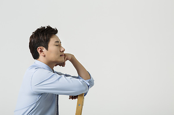 포토 JPG 스튜디오촬영 남자 비즈니스 모션 실내 한명 사람 동양인 정장 상반신 성인 옆모습 30대 눈감음 턱괴기 한국인 비즈니스맨 고민 남자만 남자한명만 성인남자만 성인한명만 성인남자한명만 장년만 장년남자만 장년남자한명만 성인만 국내포토 1 옷 감정 뷰포인트 인종 내부 장년 직장인 파일형식