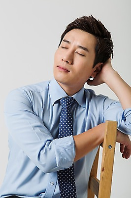 포토 JPG 스튜디오촬영 남자 비즈니스 모션 실내 한명 사람 동양인 정장 상반신 성인 앞모습 30대 눈감음 한국인 비즈니스맨 고민 남자만 남자한명만 성인남자만 성인한명만 성인남자한명만 장년만 장년남자만 장년남자한명만 성인만 국내포토 1 옷 감정 뷰포인트 인종 내부 장년 직장인 파일형식