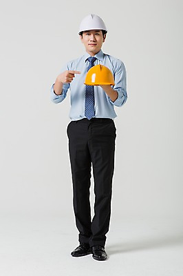 포토 JPG 스튜디오촬영 전신 남자 비즈니스 모션 실내 한명 서기 들기 안전 사람 동양인 정장 손짓 성인 앞모습 30대 한국인 가리킴 비즈니스맨 안전모 남자만 남자한명만 성인남자만 성인한명만 성인남자한명만 장년만 장년남자만 장년남자한명만 성인만 국내포토 1 옷 뷰포인트 인종 내부 장년 직장인 헬멧 안전장비 파일형식