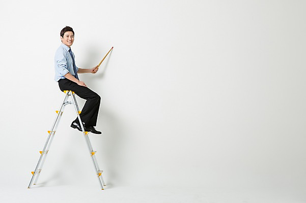 포토 JPG 스튜디오촬영 전신 남자 비즈니스 사다리 모션 안내 프레임 실내 한명 웃음 들기 사람 앉기 동양인 정장 성인 옆모습 30대 한국인 가리킴 비즈니스맨 알림 지시봉 남자만 남자한명만 성인남자만 성인한명만 성인남자한명만 장년만 장년남자만 장년남자한명만 성인만 국내포토 1 옷 뷰포인트 표정 인종 손짓 내부 장년 도구 직장인 파일형식