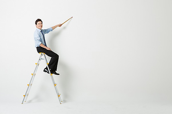 포토 JPG 스튜디오촬영 전신 남자 비즈니스 사다리 모션 안내 프레임 실내 한명 웃음 들기 사람 앉기 동양인 정장 성인 옆모습 30대 한국인 가리킴 비즈니스맨 알림 지시봉 남자만 남자한명만 성인남자만 성인한명만 성인남자한명만 장년만 장년남자만 장년남자한명만 성인만 국내포토 1 옷 뷰포인트 표정 인종 손짓 내부 장년 도구 직장인 파일형식