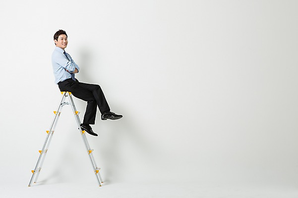 포토 JPG 스튜디오촬영 전신 남자 비즈니스 사다리 모션 프레임 실내 한명 웃음 사람 앉기 동양인 정장 성인 옆모습 30대 팔짱 한국인 비즈니스맨 남자만 남자한명만 성인남자만 성인한명만 성인남자한명만 장년만 장년남자만 장년남자한명만 성인만 국내포토 1 옷 뷰포인트 표정 인종 내부 장년 도구 직장인 파일형식