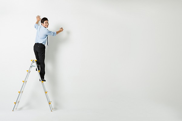 포토 JPG 스튜디오촬영 전신 남자 비즈니스 사다리 모션 안내 프레임 실내 한명 서기 웃음 들기 사람 동양인 정장 성인 뒷모습 30대 한국인 비즈니스맨 뒤돌아보기 알림 보드마카 남자만 남자한명만 성인남자만 성인한명만 성인남자한명만 장년만 장년남자만 장년남자한명만 성인만 국내포토 1 옷 뷰포인트 표정 인종 내부 장년 펜 도구 직장인 파일형식