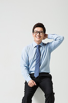 포토 JPG 스튜디오촬영 남자 안경 비즈니스 실내 한명 웃음 사람 앉기 동양인 정장 상반신 성인 앞모습 30대 한국인 비즈니스맨 남자만 남자한명만 성인남자만 성인한명만 성인남자한명만 장년만 장년남자만 장년남자한명만 성인만 안경낌 국내포토 1 잡화 옷 뷰포인트 모션 표정 인종 내부 장년 직장인 파일형식