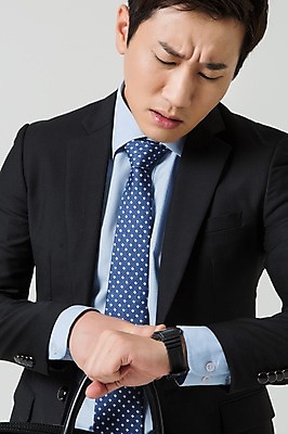 포토 JPG 스튜디오촬영 남자 비즈니스 모션 실내 한명 사람 동양인 정장 손짓 상반신 성인 앞모습 30대 한국인 가리킴 비즈니스맨 지각 손목시계 출근 남자만 남자한명만 성인남자만 성인한명만 성인남자한명만 장년만 장년남자만 장년남자한명만 성인만 국내포토 1 옷 뷰포인트 시계 장신구 인종 내부 장년 직장인 출퇴근 파일형식