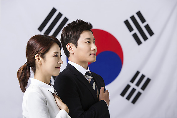 포토 JPG 스튜디오촬영 여자 남자 비즈니스 모션 실내 사람 동양인 정장 상반신 성인 두명 30대 한국인 비즈니스맨 비즈니스우먼 태극기 삼일절 경례 광복절 국기에대한경례 장년만 성인만 국내포토 옷 인종 내부 장년 공휴일 인사 직장인 국기 국경일 파일형식