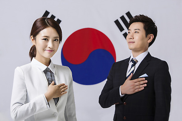 포토 JPG 스튜디오촬영 여자 남자 비즈니스 모션 실내 웃음 사람 동양인 정장 상반신 성인 두명 30대 한국인 비즈니스맨 비즈니스우먼 태극기 삼일절 경례 광복절 국기에대한경례 장년만 성인만 국내포토 옷 표정 인종 내부 장년 공휴일 인사 직장인 국기 국경일 파일형식