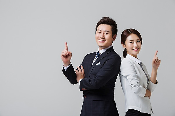 포토 JPG 스튜디오촬영 여자 남자 비즈니스 모션 실내 웃음 사람 동양인 정장 손짓 상반신 성인 두명 옆모습 30대 한국인 가리킴 비즈니스맨 비즈니스우먼 장년만 성인만 국내포토 옷 뷰포인트 표정 인종 내부 장년 직장인 파일형식