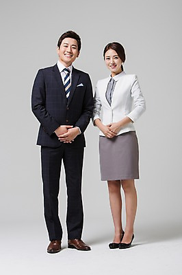 포토 JPG 스튜디오촬영 전신 여자 남자 비즈니스 모션 실내 서기 웃음 사람 동양인 정장 성인 두명 앞모습 30대 한국인 비즈니스맨 비즈니스우먼 손모으기 장년만 성인만 국내포토 옷 뷰포인트 표정 인종 손짓 내부 장년 직장인 파일형식