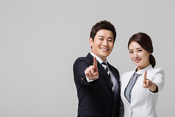 포토 JPG 스튜디오촬영 여자 남자 비즈니스 모션 실내 웃음 사람 동양인 정장 손짓 상반신 성인 두명 30대 한국인 검지손가락 가리킴 비즈니스맨 비즈니스우먼 장년만 성인만 국내포토 옷 손가락 표정 인종 내부 장년 직장인 파일형식