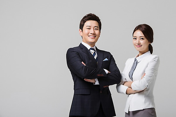 포토 JPG 스튜디오촬영 여자 남자 비즈니스 모션 실내 웃음 사람 동양인 정장 상반신 성인 두명 30대 팔짱 한국인 비즈니스맨 비즈니스우먼 장년만 성인만 국내포토 옷 표정 인종 내부 장년 직장인 파일형식