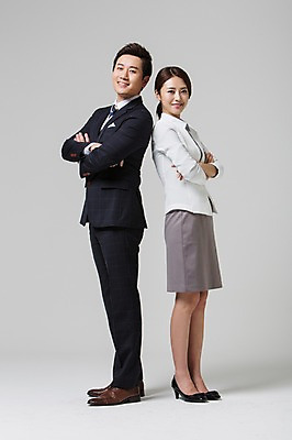 포토 JPG 스튜디오촬영 전신 여자 남자 비즈니스 모션 실내 서기 웃음 사람 동양인 정장 성인 두명 옆모습 30대 팔짱 한국인 비즈니스맨 비즈니스우먼 장년만 성인만 국내포토 옷 뷰포인트 표정 인종 내부 장년 직장인 파일형식