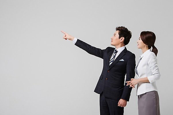 포토 JPG 스튜디오촬영 응시 여자 남자 비즈니스 모션 실내 서기 웃음 사람 동양인 정장 손짓 상반신 성인 두명 옆모습 30대 한국인 가리킴 비즈니스맨 비즈니스우먼 장년만 성인만 국내포토 시선 옷 뷰포인트 표정 인종 내부 장년 직장인 파일형식