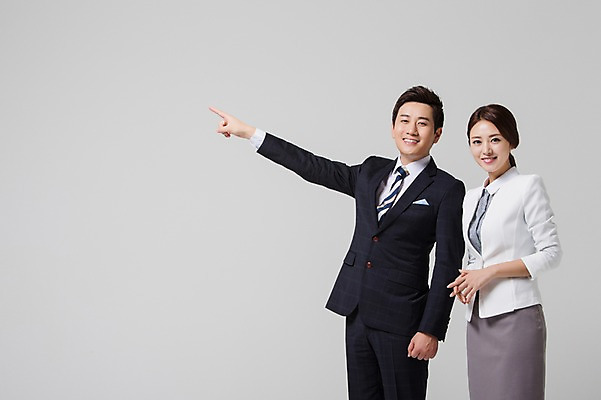 포토 JPG 스튜디오촬영 여자 남자 비즈니스 모션 실내 서기 웃음 사람 동양인 정장 손짓 상반신 성인 두명 30대 한국인 가리킴 비즈니스맨 비즈니스우먼 장년만 성인만 국내포토 옷 표정 인종 내부 장년 직장인 파일형식