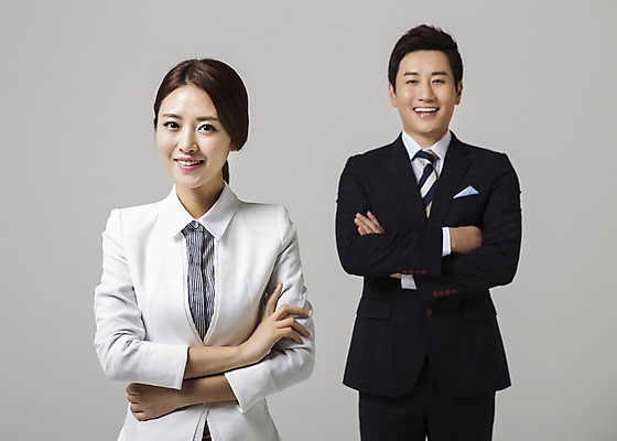 포토 JPG 스튜디오촬영 여자 남자 비즈니스 모션 실내 서기 웃음 사람 동양인 정장 상반신 성인 두명 앞모습 30대 팔짱 한국인 비즈니스맨 비즈니스우먼 장년만 성인만 국내포토 옷 뷰포인트 표정 인종 내부 장년 직장인 파일형식