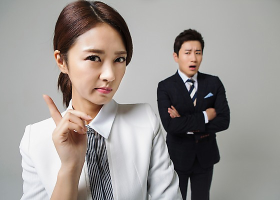 포토 JPG 스튜디오촬영 여자 남자 비즈니스 모션 실내 서기 사람 동양인 정장 손짓 상반신 성인 두명 앞모습 30대 팔짱 한국인 비즈니스맨 비즈니스우먼 장년만 성인만 국내포토 옷 뷰포인트 인종 내부 장년 직장인 파일형식