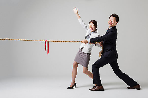 포토 JPG 스튜디오촬영 전신 여자 남자 밧줄 비즈니스 모션 실내 서기 웃음 사람 동양인 정장 성인 두명 옆모습 30대 경쟁 한국인 비즈니스맨 비즈니스우먼 줄다리기 장년만 성인만 국내포토 옷 줄 뷰포인트 컨셉 놀이 표정 인종 내부 장년 직장인 파일형식