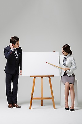 포토 JPG 스튜디오촬영 전신 여자 남자 비즈니스 모션 안내 프레임 실내 서기 웃음 들기 사람 앉기 동양인 정장 성인 두명 앞모습 30대 한국인 가리킴 비즈니스맨 비즈니스우먼 이젤 지시봉 장년만 성인만 국내포토 옷 뷰포인트 표정 인종 손짓 내부 장년 미술도구 직장인 파일형식