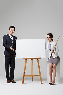 포토 JPG 스튜디오촬영 전신 여자 남자 비즈니스 모션 안내 프레임 실내 서기 웃음 들기 사람 앉기 동양인 정장 성인 두명 앞모습 30대 한국인 비즈니스맨 비즈니스우먼 이젤 지시봉 장년만 성인만 국내포토 옷 뷰포인트 표정 인종 내부 장년 미술도구 직장인 파일형식