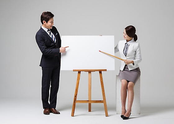 포토 JPG 스튜디오촬영 전신 여자 남자 비즈니스 모션 안내 프레임 실내 서기 웃음 들기 사람 앉기 동양인 정장 손짓 성인 두명 앞모습 30대 한국인 가리킴 비즈니스맨 비즈니스우먼 이젤 지시봉 장년만 성인만 국내포토 옷 뷰포인트 표정 인종 내부 장년 미술도구 직장인 파일형식