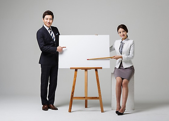 포토 JPG 스튜디오촬영 전신 여자 남자 비즈니스 모션 안내 프레임 실내 서기 웃음 들기 사람 앉기 동양인 정장 손짓 성인 두명 앞모습 30대 한국인 가리킴 비즈니스맨 비즈니스우먼 이젤 지시봉 장년만 성인만 국내포토 옷 뷰포인트 표정 인종 내부 장년 미술도구 직장인 파일형식