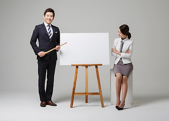 포토 JPG 스튜디오촬영 전신 여자 남자 비즈니스 모션 안내 프레임 실내 서기 웃음 들기 사람 앉기 동양인 정장 성인 두명 앞모습 30대 한국인 비즈니스맨 비즈니스우먼 이젤 지시봉 장년만 성인만 국내포토 옷 뷰포인트 표정 인종 내부 장년 미술도구 직장인 파일형식