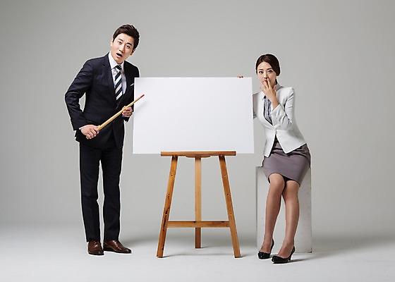 포토 JPG 스튜디오촬영 전신 여자 남자 비즈니스 모션 안내 프레임 실내 표정 서기 들기 사람 앉기 동양인 정장 성인 두명 앞모습 30대 놀람 한국인 비즈니스맨 비즈니스우먼 이젤 지시봉 입가림 장년만 성인만 국내포토 옷 감정 뷰포인트 인종 내부 장년 미술도구 가림 직장인 파일형식