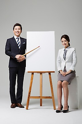 포토 JPG 스튜디오촬영 전신 여자 남자 비즈니스 모션 안내 프레임 실내 서기 웃음 들기 사람 앉기 동양인 정장 성인 두명 앞모습 30대 한국인 가리킴 비즈니스맨 비즈니스우먼 이젤 지시봉 장년만 성인만 국내포토 옷 뷰포인트 표정 인종 손짓 내부 장년 미술도구 직장인 파일형식