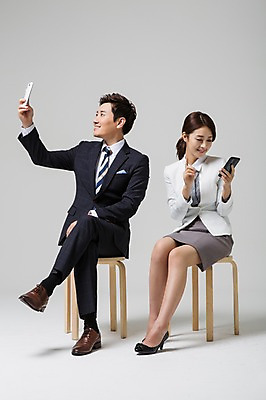 포토 JPG 스튜디오촬영 전신 여자 남자 비즈니스 모션 실내 웃음 들기 사람 앉기 동양인 정장 손짓 성인 두명 앞모습 30대 스마트폰 핸드폰 한국인 다리꼬기 웹서핑 비즈니스맨 비즈니스우먼 장년만 성인만 국내포토 옷 뷰포인트 표정 인종 내부 장년 전자제품 스마트기기 직장인 파일형식
