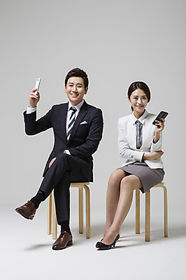 포토 JPG 스튜디오촬영 전신 여자 남자 비즈니스 모션 실내 웃음 들기 사람 앉기 동양인 정장 성인 두명 앞모습 30대 스마트폰 핸드폰 한국인 다리꼬기 웹서핑 비즈니스맨 비즈니스우먼 장년만 성인만 국내포토 옷 뷰포인트 표정 인종 내부 장년 전자제품 스마트기기 직장인 파일형식