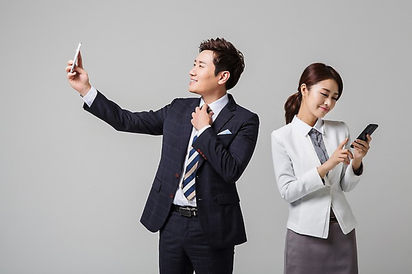 포토 JPG 스튜디오촬영 여자 남자 비즈니스 모션 실내 서기 웃음 들기 사람 동양인 정장 상반신 성인 두명 30대 스마트폰 핸드폰 한국인 웹서핑 비즈니스맨 비즈니스우먼 장년만 성인만 국내포토 옷 표정 인종 내부 장년 전자제품 스마트기기 직장인 파일형식